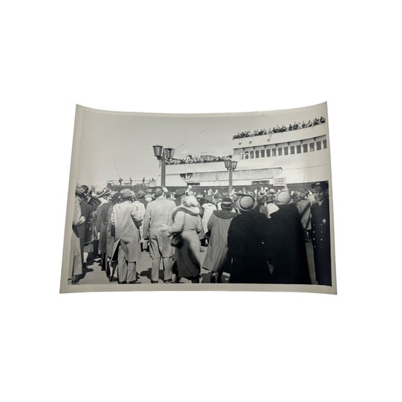 6 Snapshot Photos RMS Queen Mary NYC Crowds & Tugs, c.1948–55, 3.5"x5" Lot - Picture 4 of 8